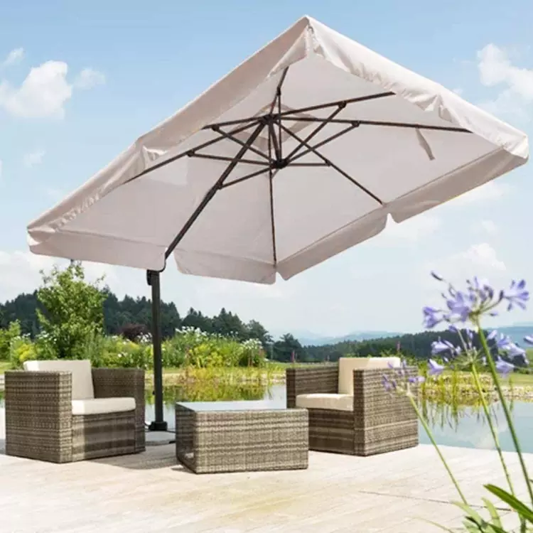 Ombrellone da giardino con palo decentrato in alluminio e parasole inclinabile.
