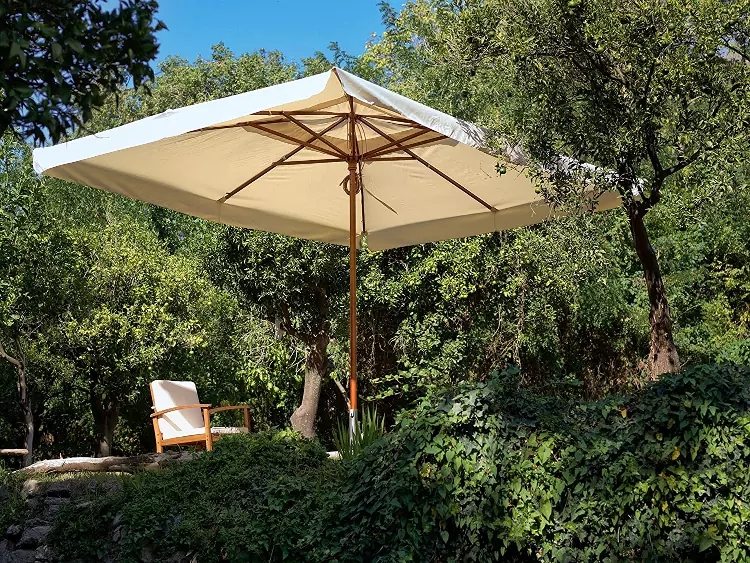 Un classico ombrellone da giardino e da terrazzo per uno spazio esterno.