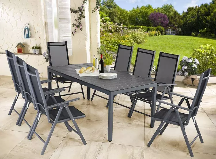 Un set con tavolo e sedie da giardino in alluminio per 8 persone.
